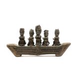 Sulawesi wooden spirit or tomb boat with five figures || INDONESIË / SULAWESI geestes- of grafboot