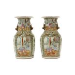 pair of 19th Cent. Chinese vases in porcelain with a Cantonese decor || Paar negentiende eeuwse