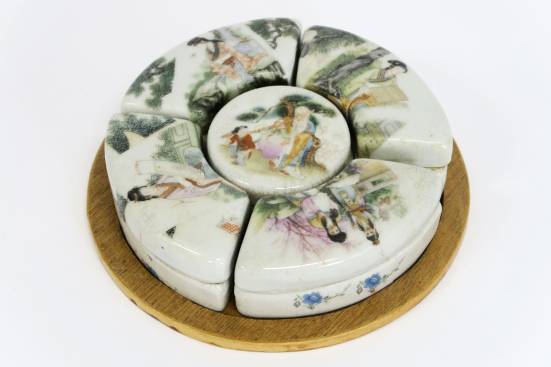 round Chinese set with five lidded boxes in porcelain with polychrome decor || Vijfdelige ronde