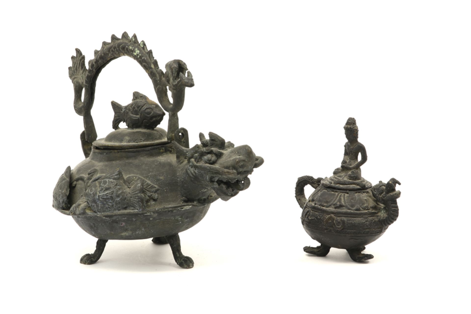 two oriental metal teapots || Lot van twee Oosterse metalen theepotten in de vorm van een - Image 2 of 4