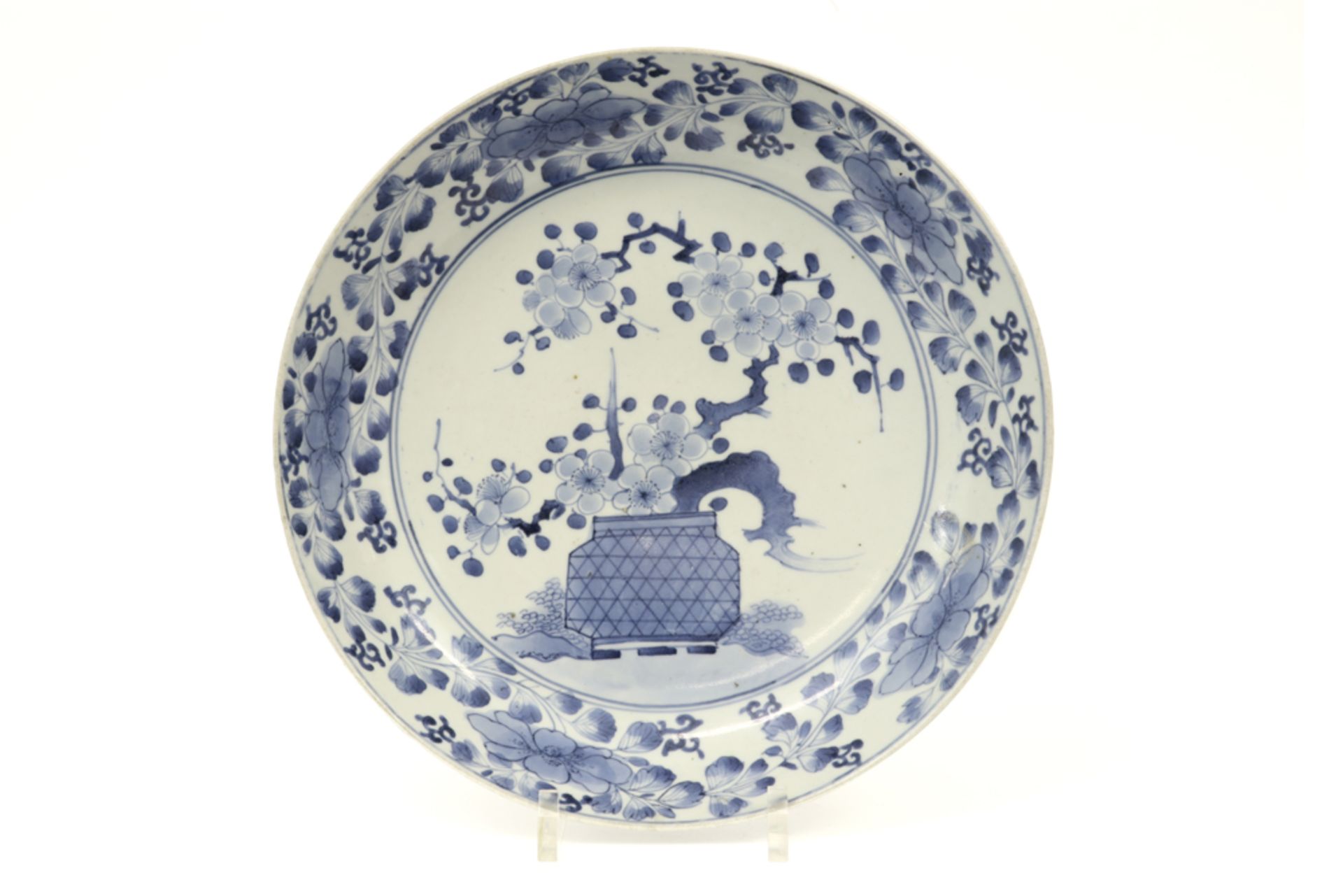 18th Cent. Chinese dish in marked porcelain with a blue-white vegetal decor || Achttiende eeuwse