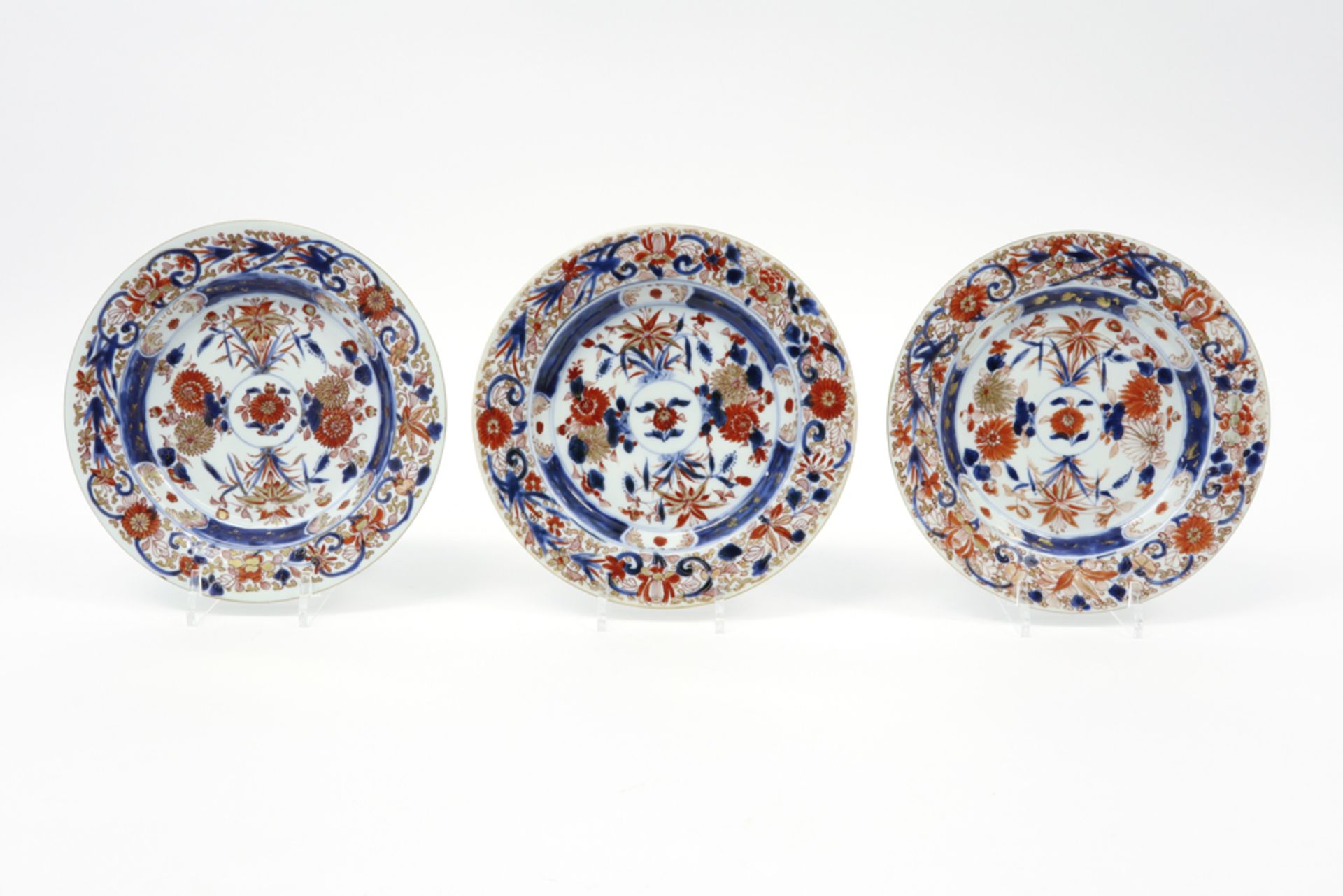 series of three small 18th Cent. Chinese plates in porcelain with vegetal Imari decor || Serie van