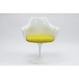 white design chair on rotating foor with a yellow cushion || Witte design kuipzetel op draaivoet met