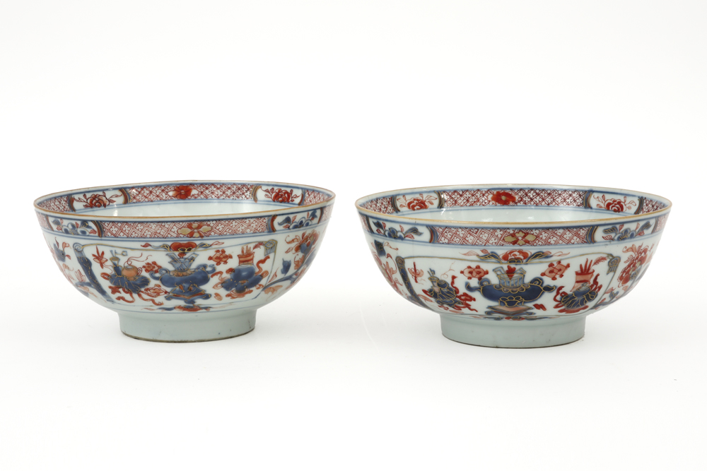pair of 18th Cent. Chinese bowls in porcelain with an Imari decor || Paar achttiende eeuwse