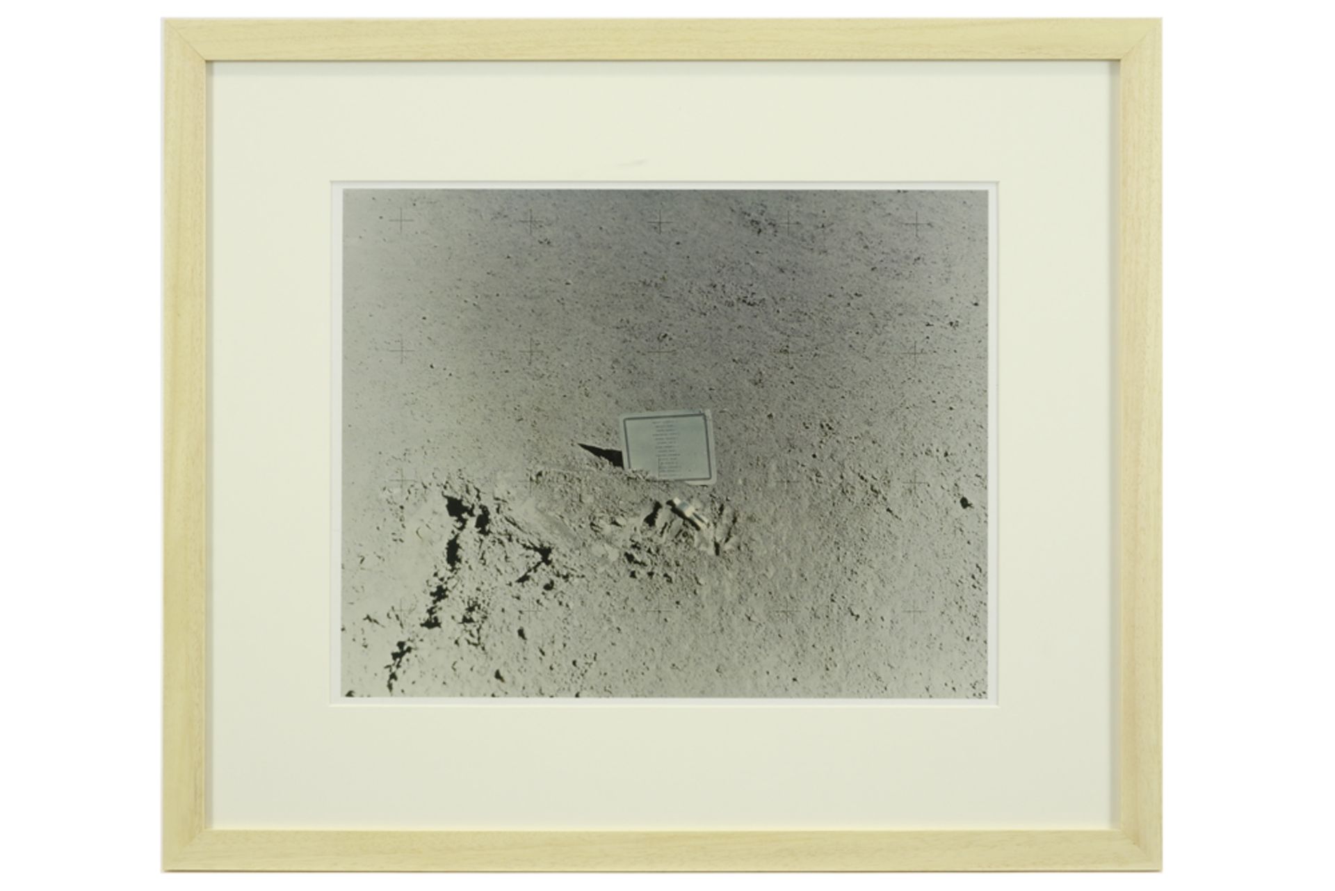 Paul Van Hoeydonck "Fallen Astronaut" photo print , edition by Ronny Van de Velde (Museum op schaal) - Image 2 of 2