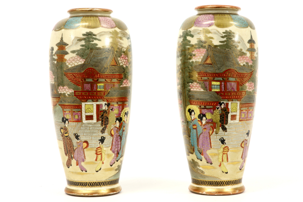 pair of Japanese vases in Satsuma ceramic with a typical decor with figures in a landscape || Paar