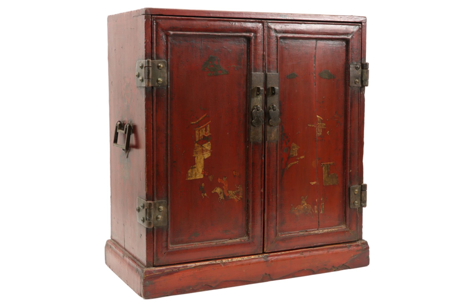 small antique Chinese altar cabinet in lacquered wood || Antiek Chinees altaarkabinetje in gelakt