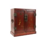 small antique Chinese altar cabinet in lacquered wood || Antiek Chinees altaarkabinetje in gelakt