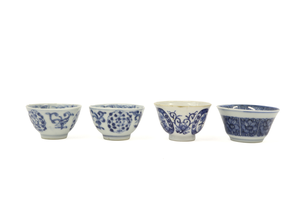 ten pieces of 18th Cent. Chinese porcelain with blue-white decor : cups and saucers || Lot (10) - Bild 3 aus 3