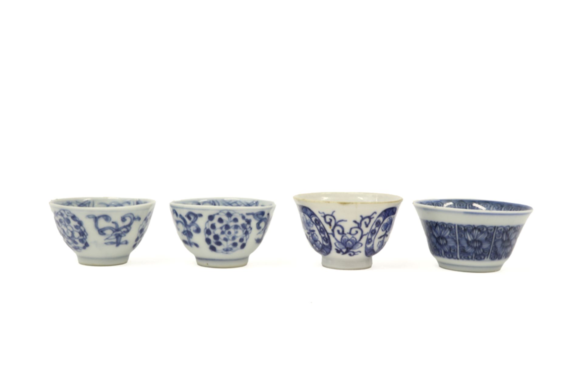 ten pieces of 18th Cent. Chinese porcelain with blue-white decor : cups and saucers || Lot (10) - Image 3 of 3