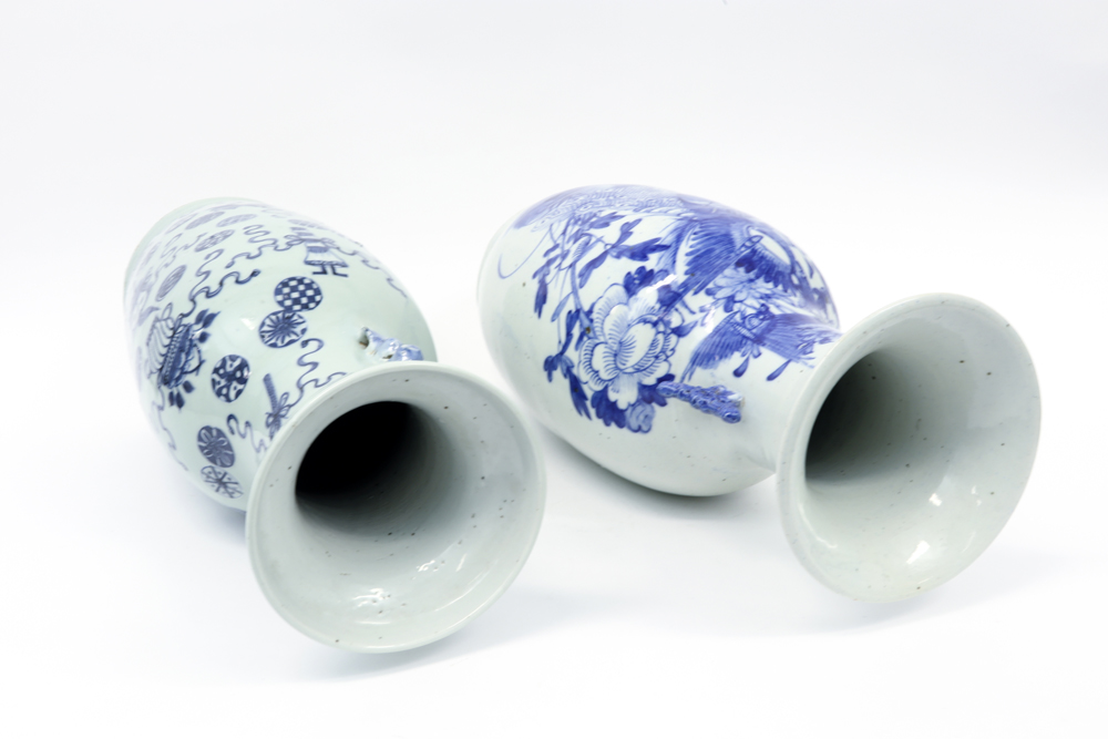 two antique Chinese vases in porcelain with a blue-white decor || Lot (2) antiek Chinees porselein - Image 3 of 4