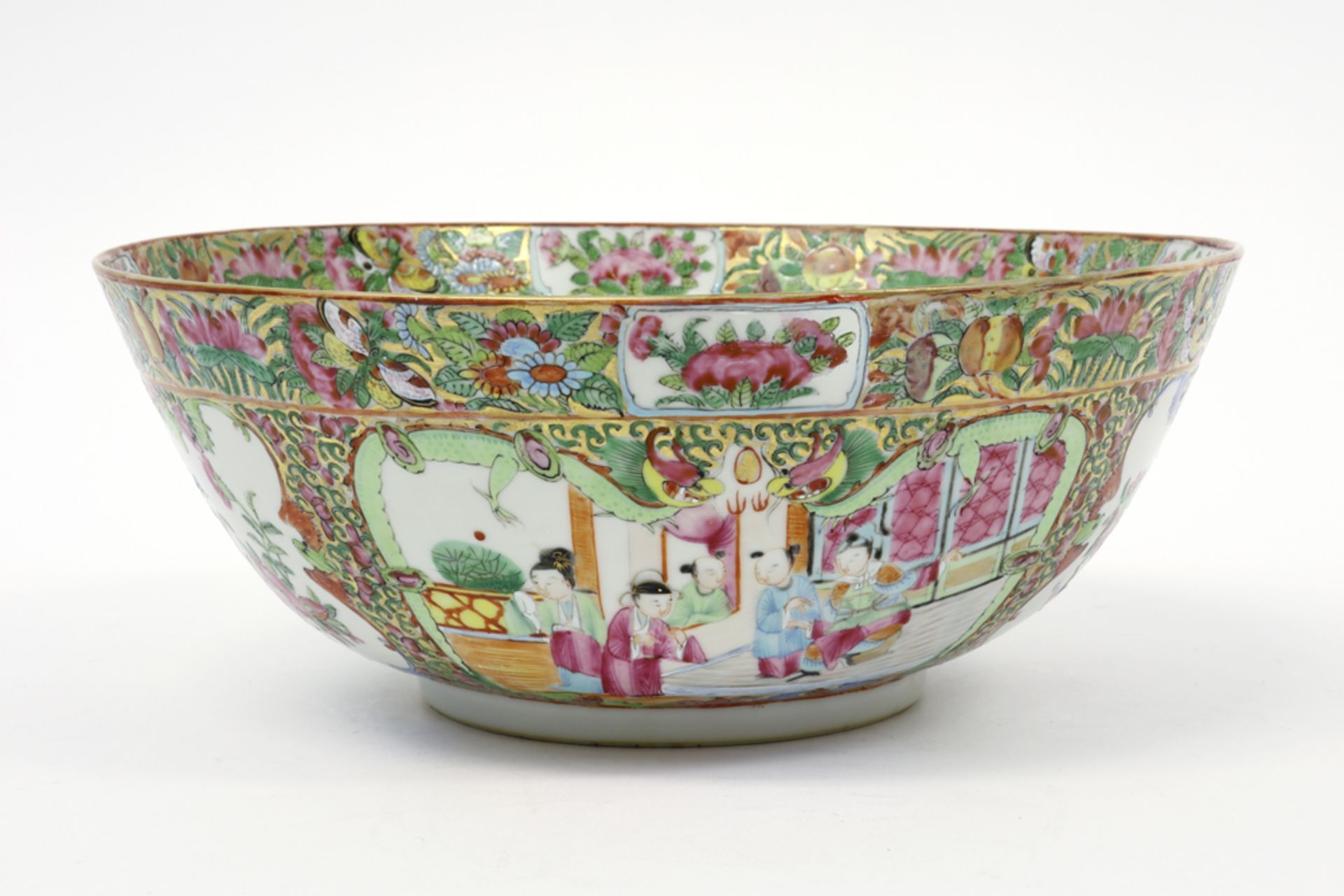 19th Cent. Chinese bowl in porcelain with a Cantonese decor || Negentiende eeuwse Chinese bowl in - Image 2 of 4