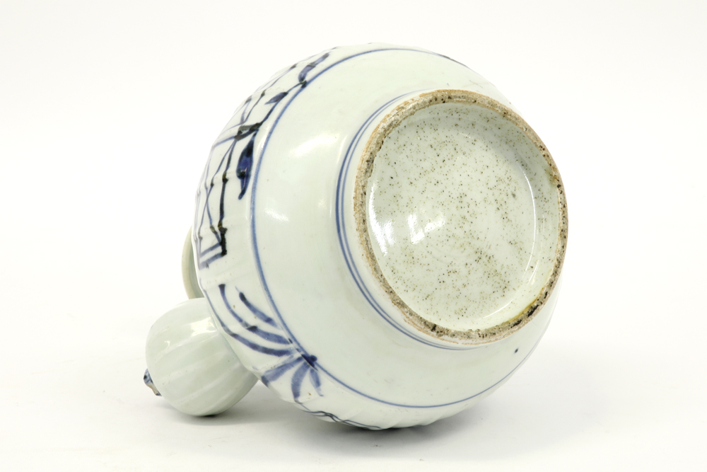 Chinese kendi in porcelain with a blue-white decor || Chinese zgn "kendi" met typische vorm in - Bild 6 aus 6