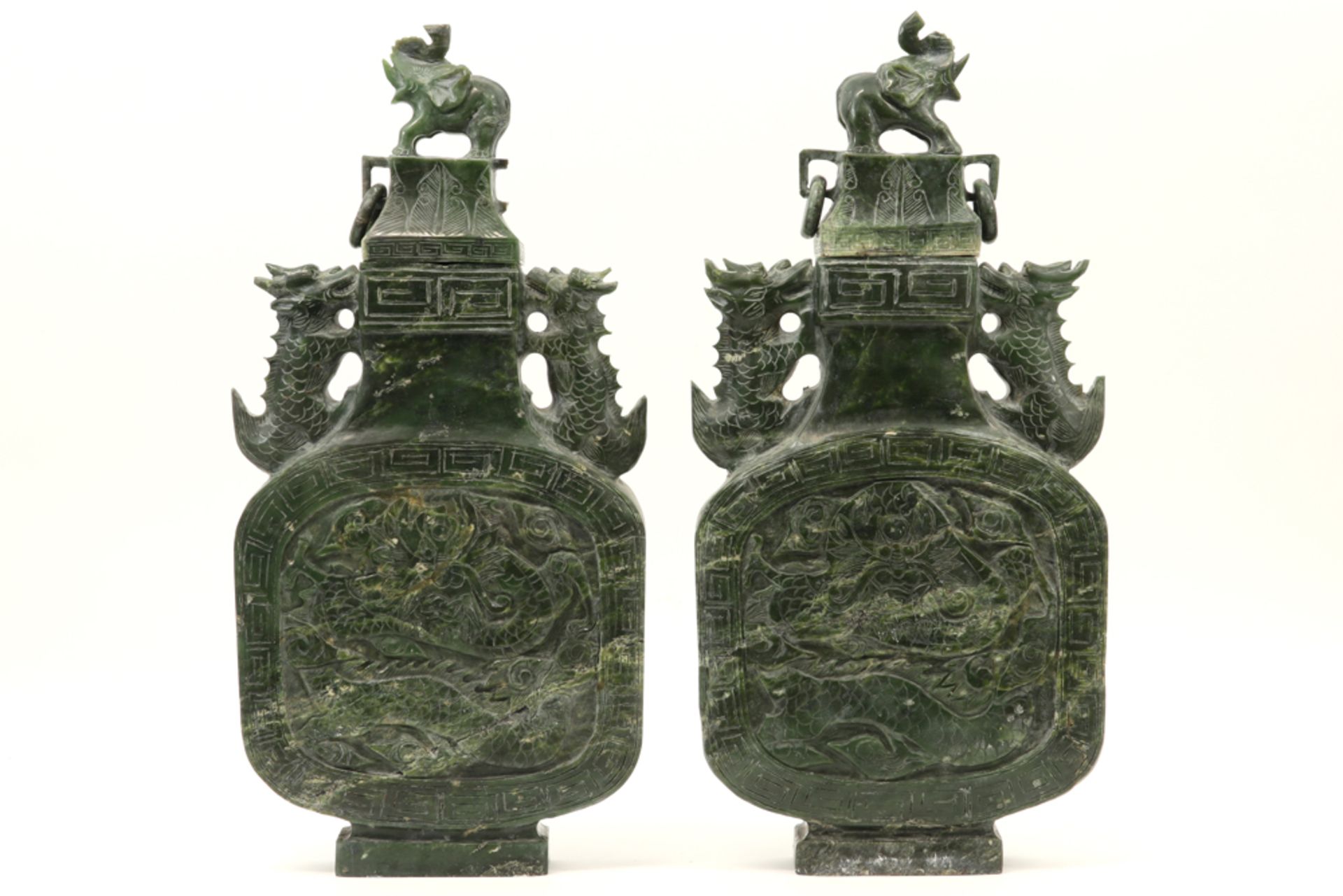 pair of Chinese Honan jade vases with lid with elephant || Paar Chinese vazen met deksel bekroond - Image 3 of 4