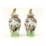 pair of small lidded 18th Cent. Chinese vases in porcelain with a 'Famille Rose' decor with cocks ||