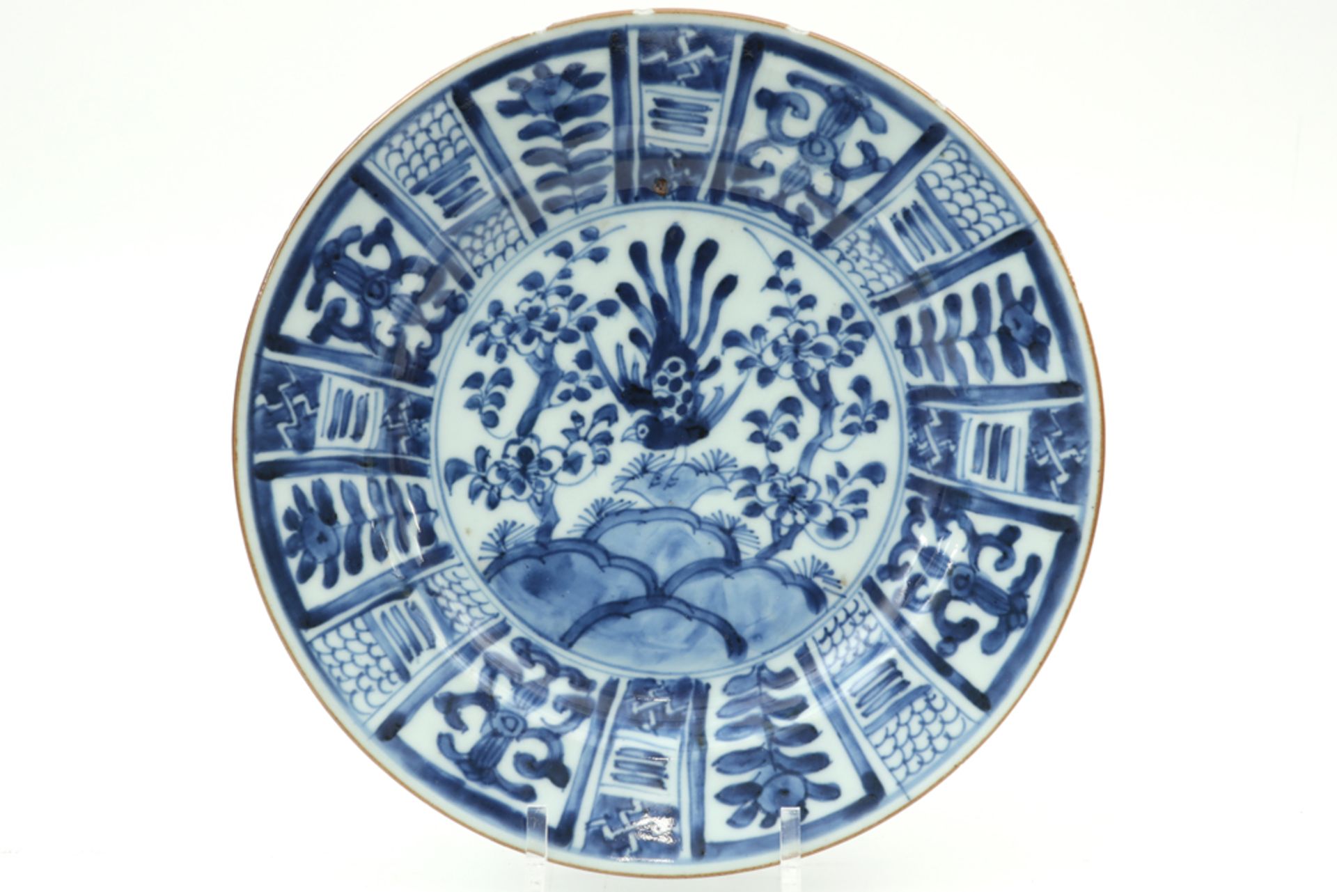 antique Chinese plate in porcelain with a blue-white Wanli style garden decor with a bird ||