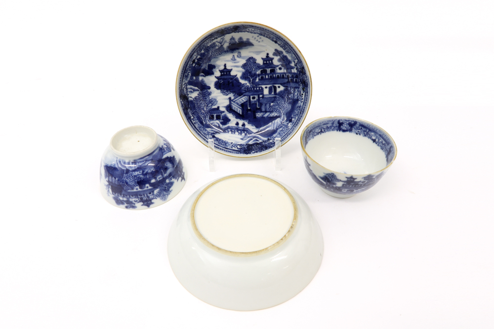 series of five 18th Cent. Chinese porcelain sets of cup and saucer with blue-white landscape - Bild 3 aus 3