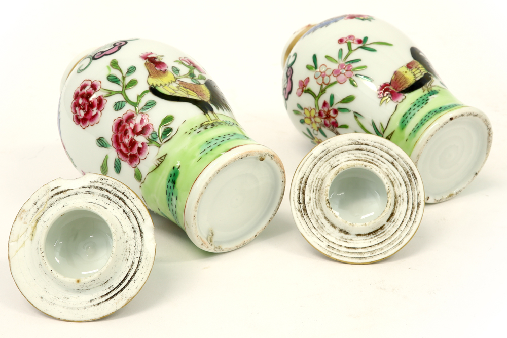 pair of small lidded 18th Cent. Chinese vases in porcelain with a 'Famille Rose' decor with cocks || - Image 5 of 5