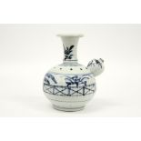 Chinese kendi in porcelain with a blue-white decor || Chinese zgn "kendi" met typische vorm in