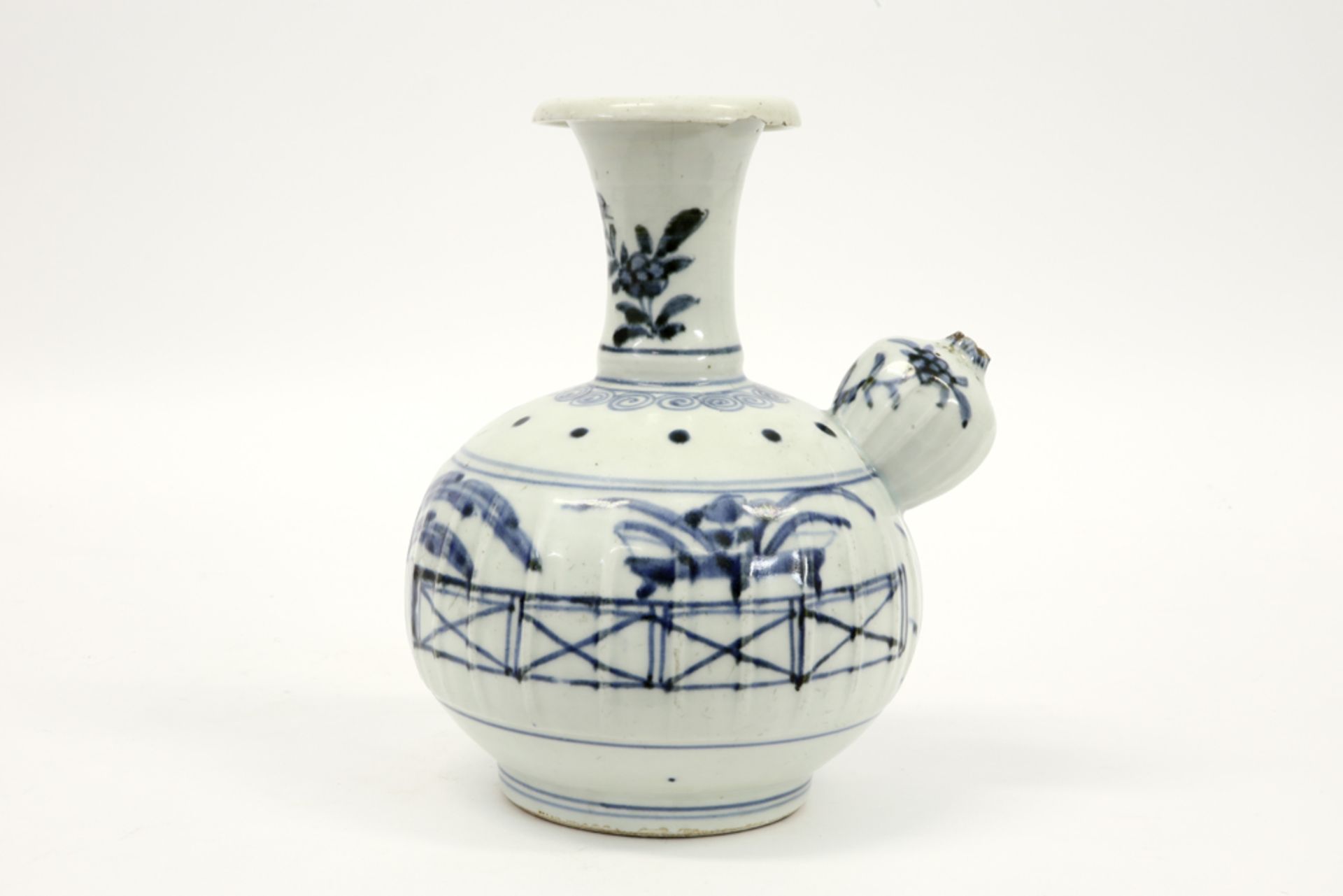 Chinese kendi in porcelain with a blue-white decor || Chinese zgn "kendi" met typische vorm in