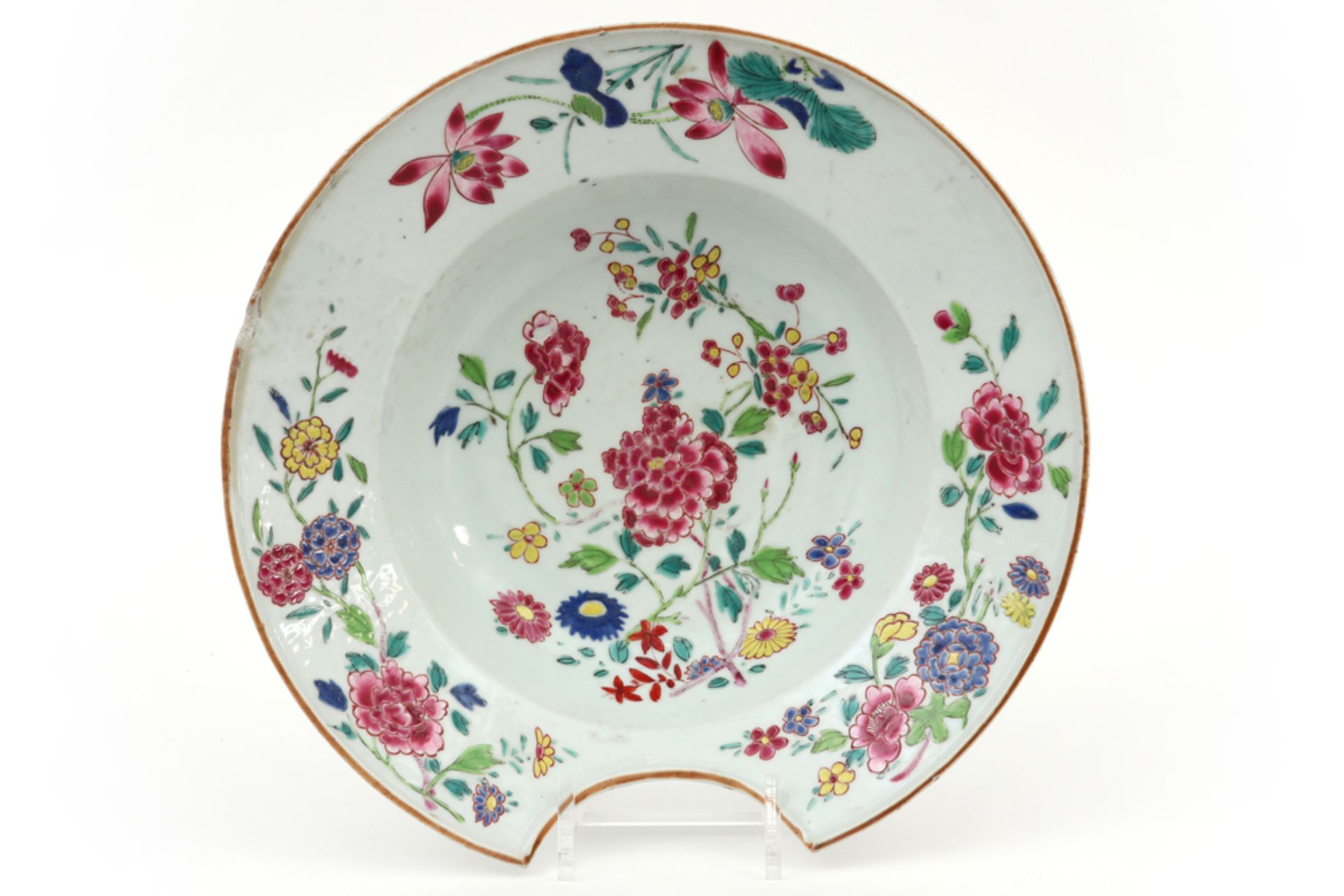18th Cent. Chinese shaving bowl in porcelain with a 'Famille Rose' flower decor || Achttiende