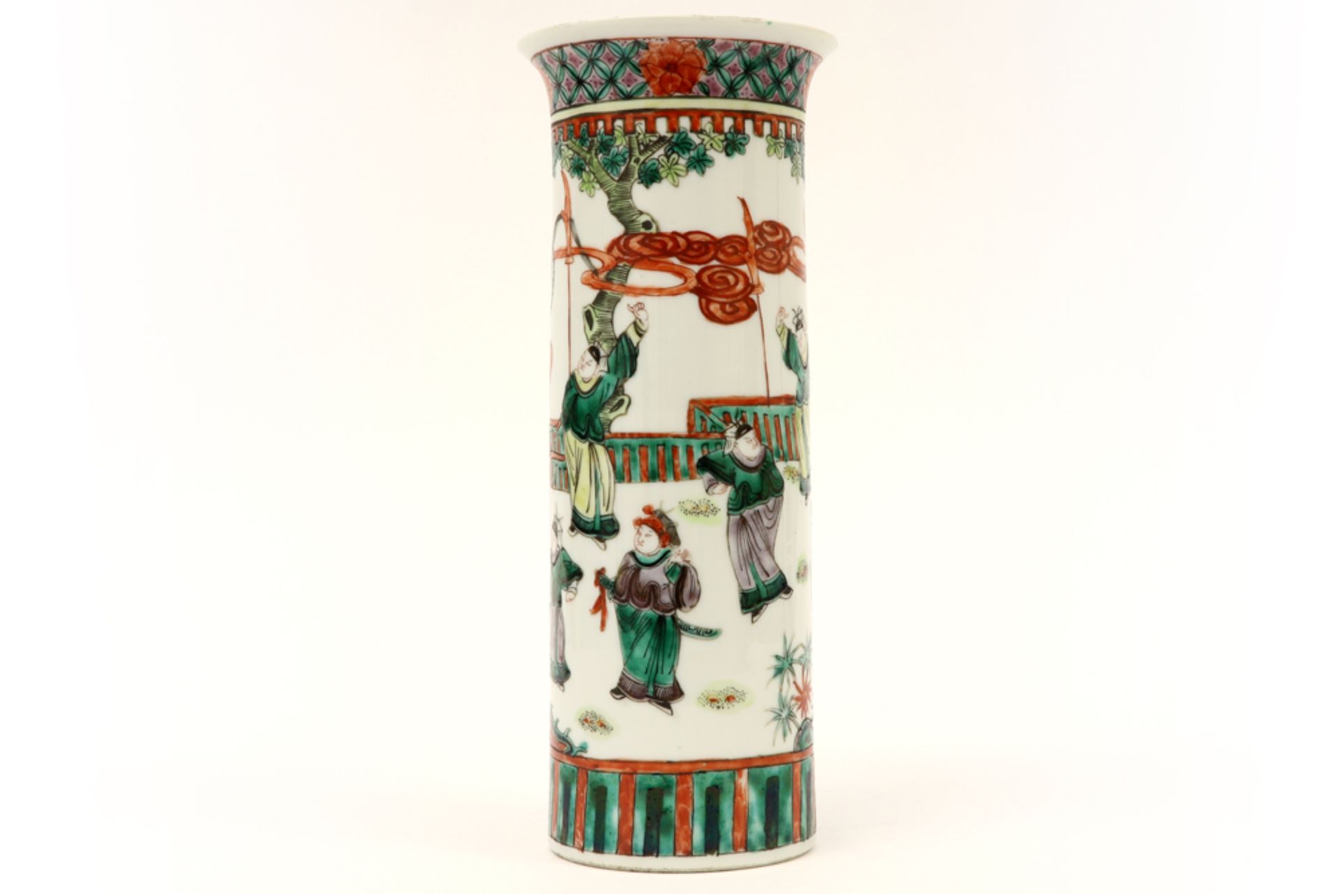 antique Chinese vase in porcelain with a Famille Verte decor with a with court scene with figures || - Image 2 of 4