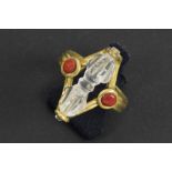 vintage Tibeto Nepalese ring in yellow gold (ca 20 carat) with coral and rockcrystal || Tibeto-