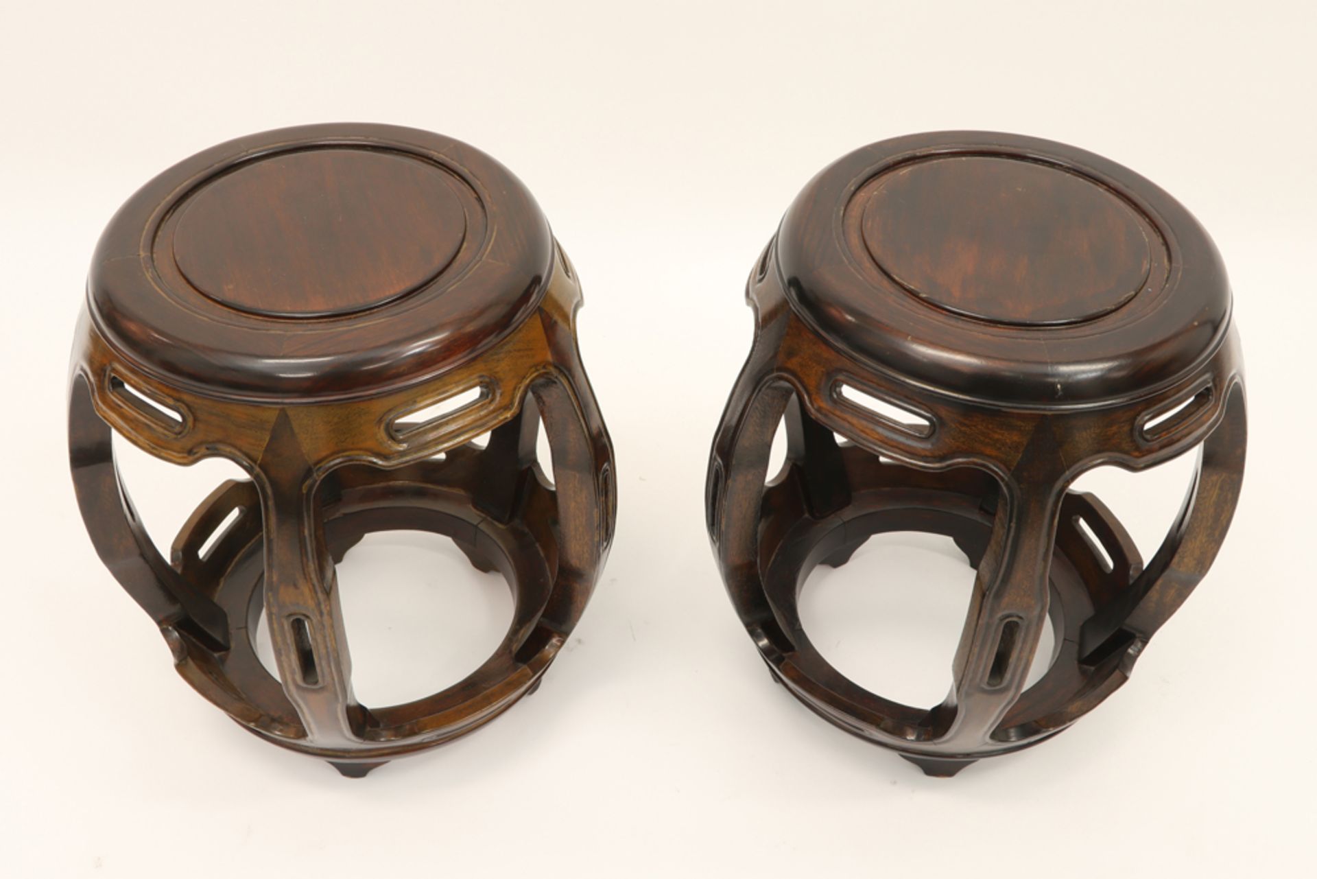 pair of Chinese rose-wood pedestals || Paar Chinese bijzettafels/piedestalles met rond blad in - Bild 2 aus 2