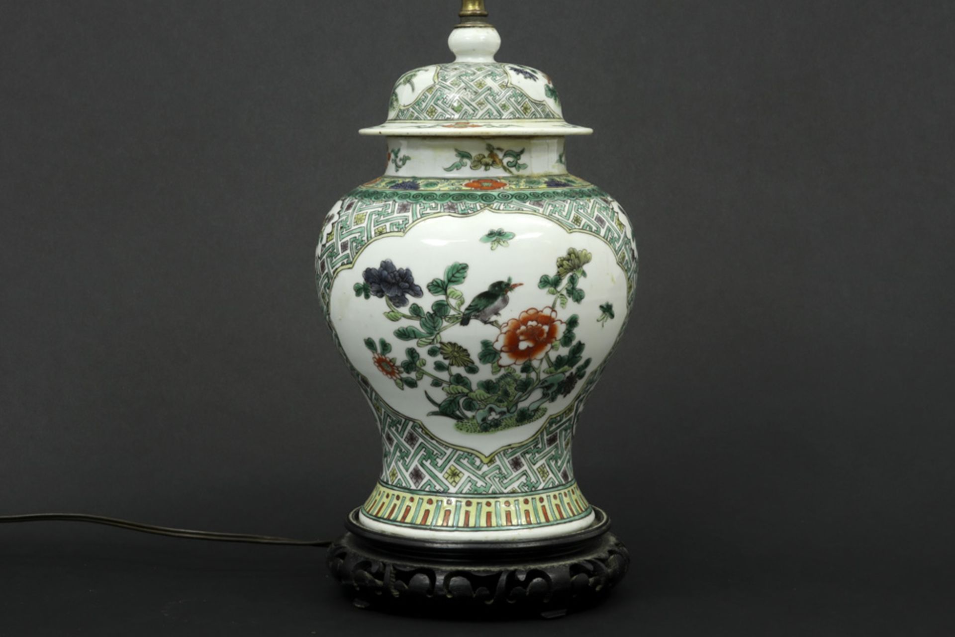 lidded Chinese vase in porcelain with a Famille Verte decor - made into a lamp || Gedekselde Chinese - Bild 2 aus 3