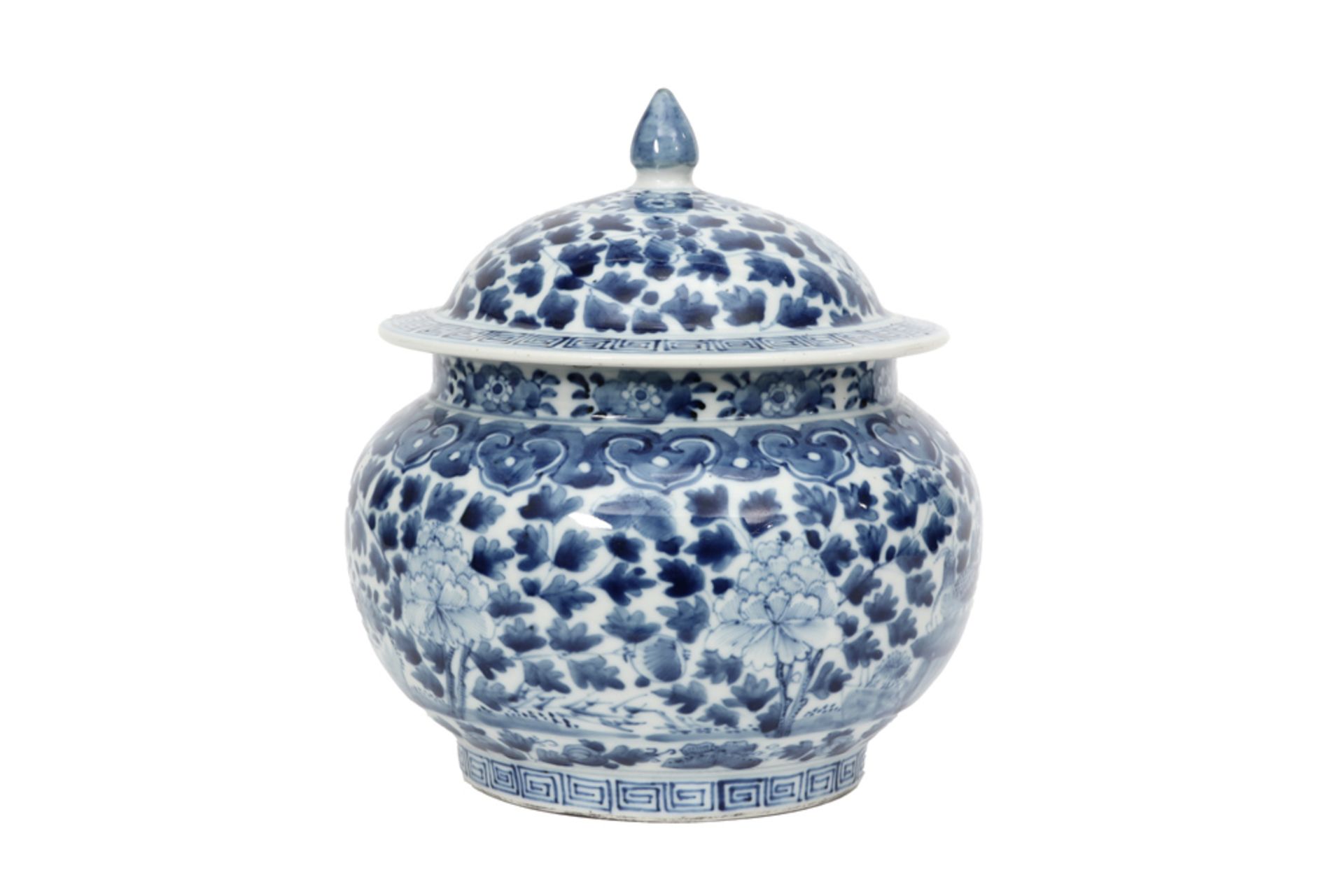 19th Cent. Chinese lidded jar in marked porcelain with a blue-white floral decor || Negentiende - Bild 2 aus 5