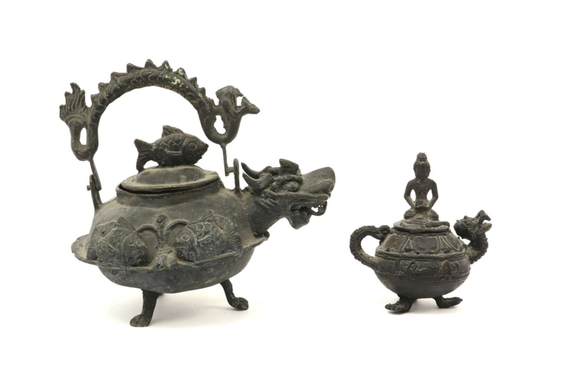 two oriental metal teapots || Lot van twee Oosterse metalen theepotten in de vorm van een