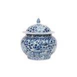 19th Cent. Chinese lidded jar in marked porcelain with a blue-white floral decor || Negentiende
