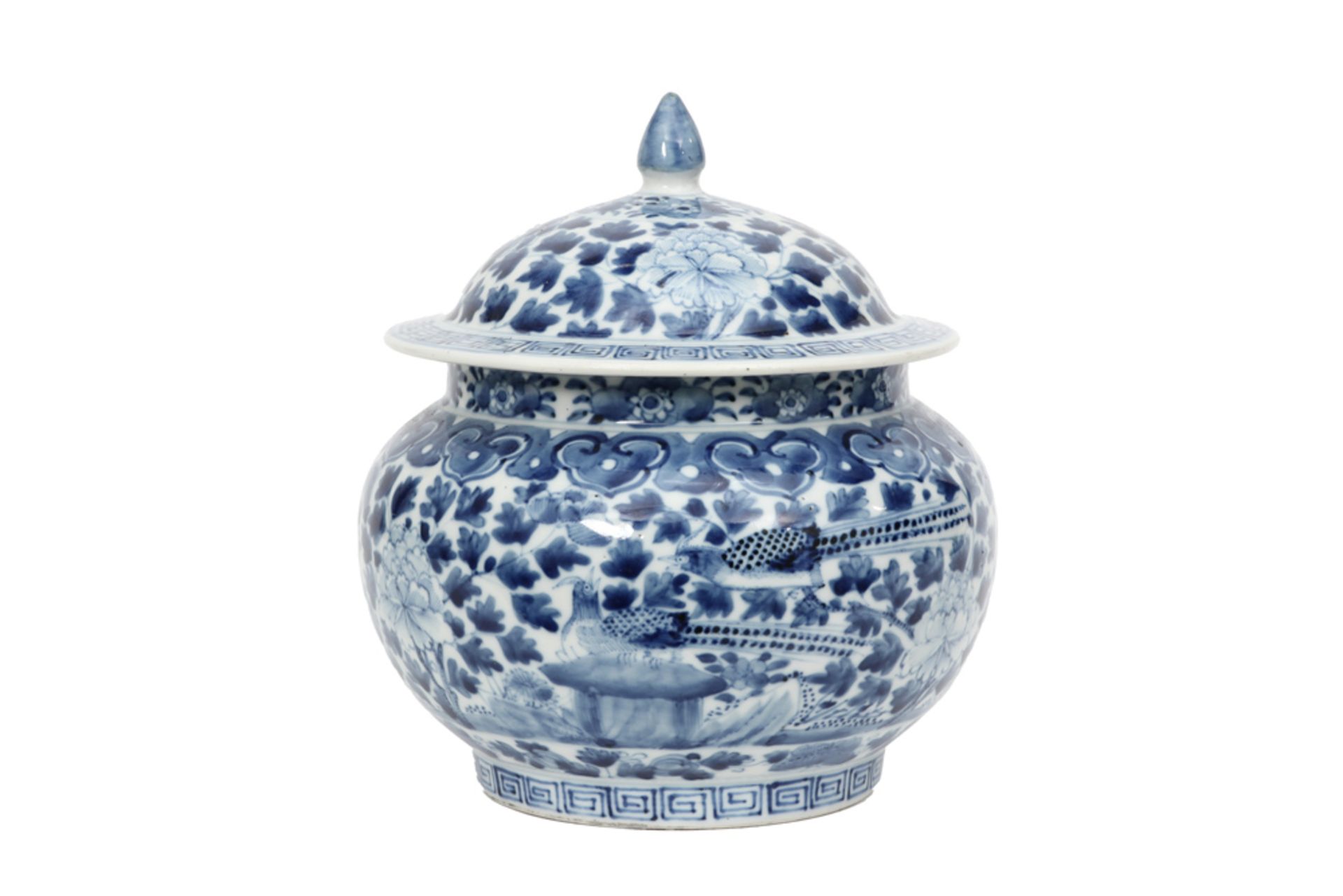 19th Cent. Chinese lidded jar in marked porcelain with a blue-white floral decor || Negentiende