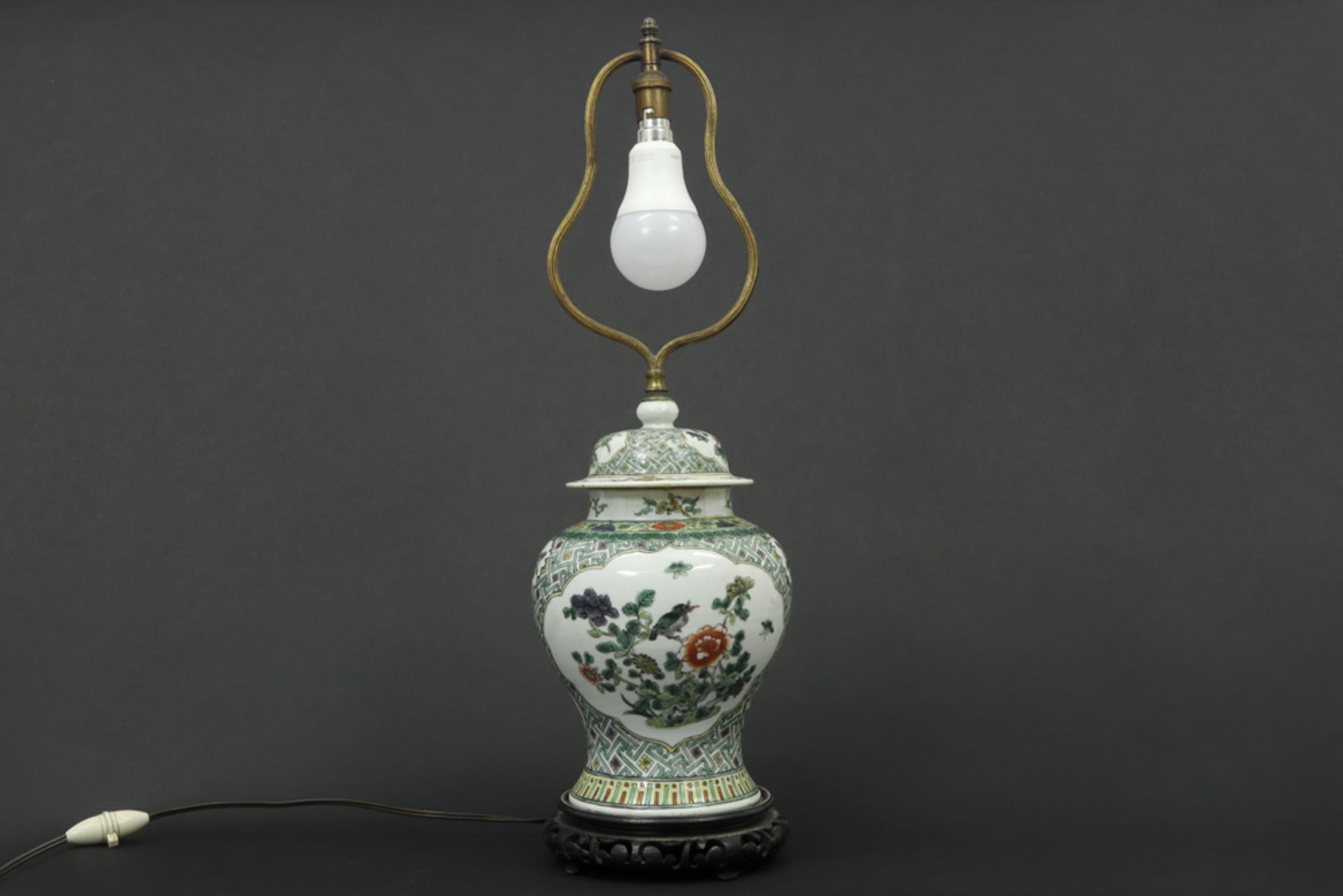 lidded Chinese vase in porcelain with a Famille Verte decor - made into a lamp || Gedekselde Chinese
