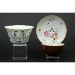 three Chinese porcelain items with an 18th Cent. set of cup and saucer || Lot Chinees porselein