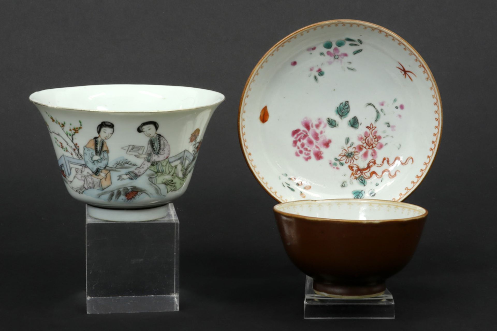 three Chinese porcelain items with an 18th Cent. set of cup and saucer || Lot Chinees porselein