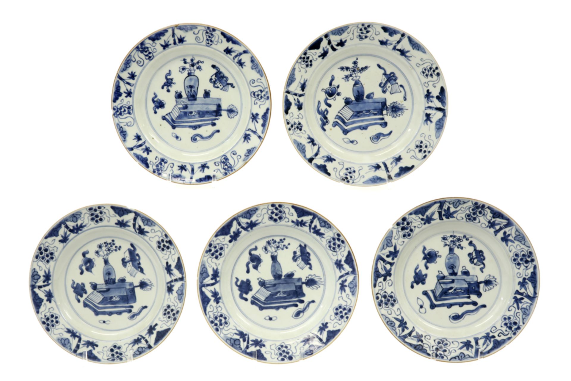 series of five 18th Cent. Chinese plates in porcelain with blue-white decor || Reeks van vijf