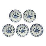 series of five 18th Cent. Chinese plates in porcelain with blue-white decor || Reeks van vijf