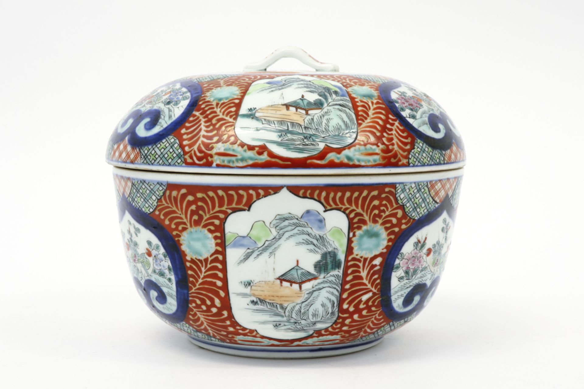 19th Cent. Japanese lidded tureen in porcelain with Imari decor || Negentiende eeuwse Japanse