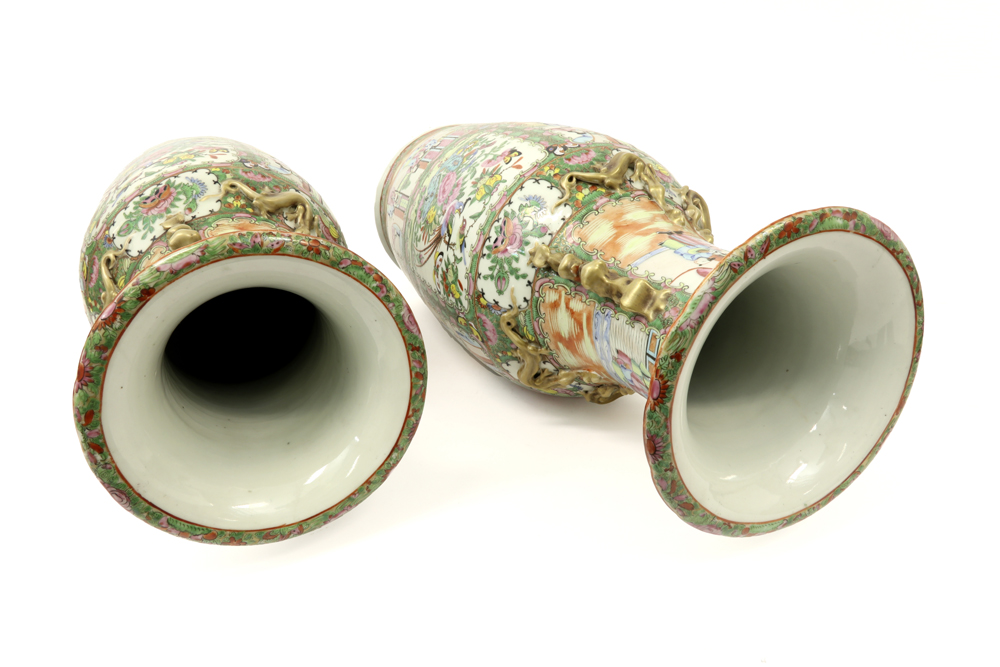 pair of quite big 19th Cent. Chinese vases in porcelain with a typical Cantonese decor || Paar - Image 3 of 4