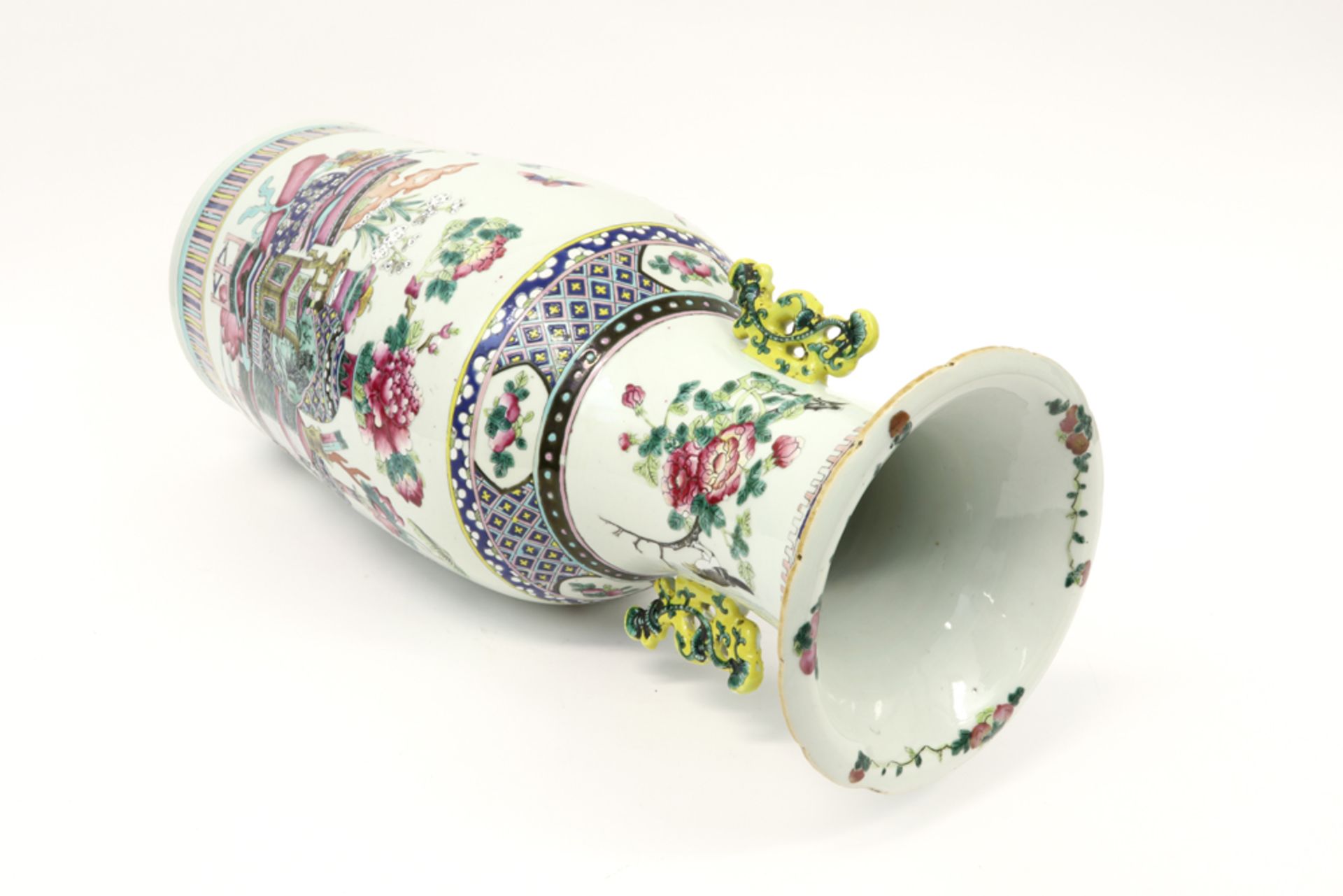antique Chinese vase in porcelain with a 'Famille Rose' decor with stilllife || Antieke Chinese vaas - Image 3 of 4