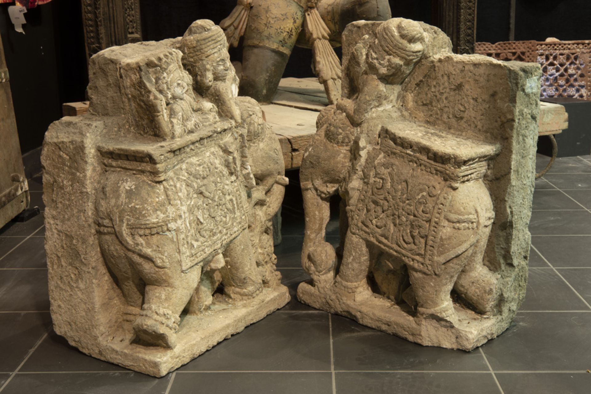 pair of 19th Cent. Indian stone sculptures from a haveli in Gujarat || INDIA / GUJARAT - 19° EEUW - Image 2 of 4