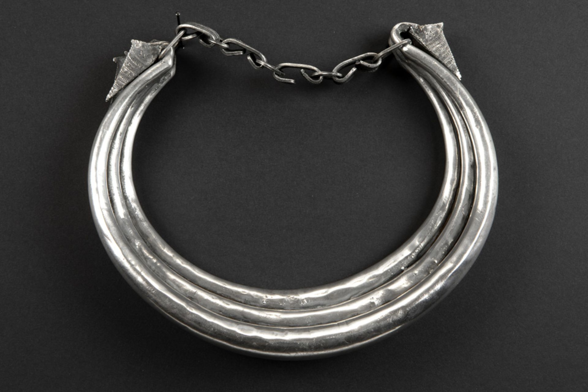 19th Cent. Chinese (border of North Vietnam) Miao Culture silver necklace || Negentiende eeuwse - Image 2 of 2