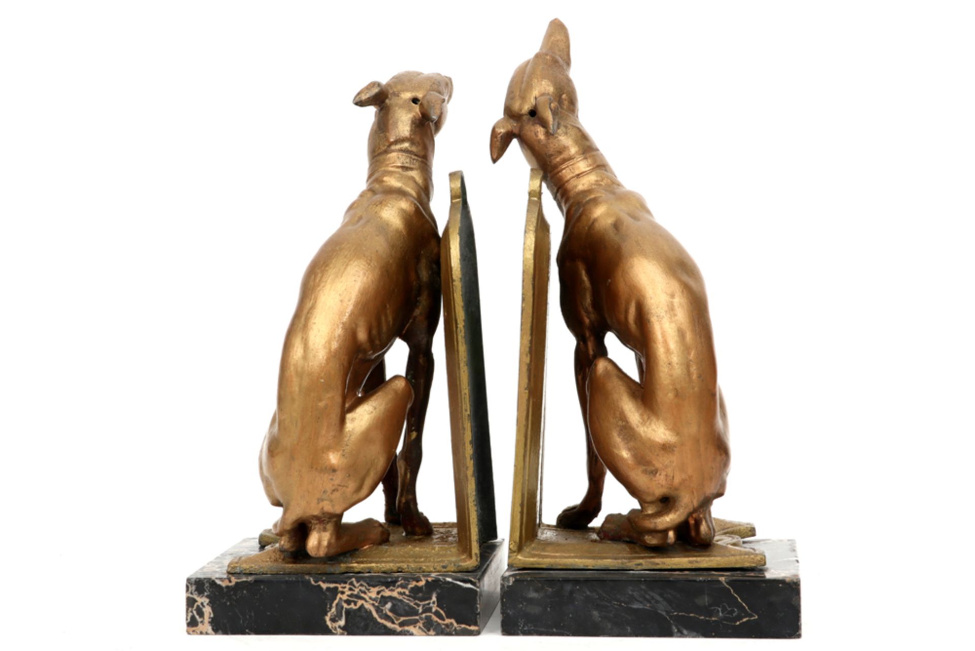 pair of most probably French Art Deco book-ends in marble and bronze each with a Greyhound sculpture - Bild 2 aus 3