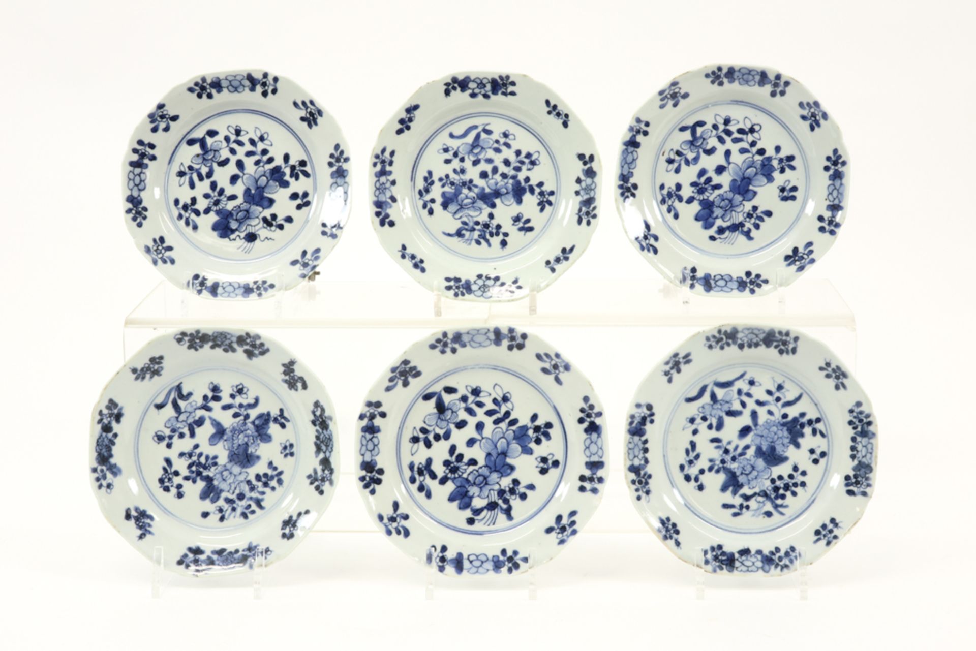 series of six small 18th Cent. Chinese plates in porcelain with blue-white flower decor || Reeks van