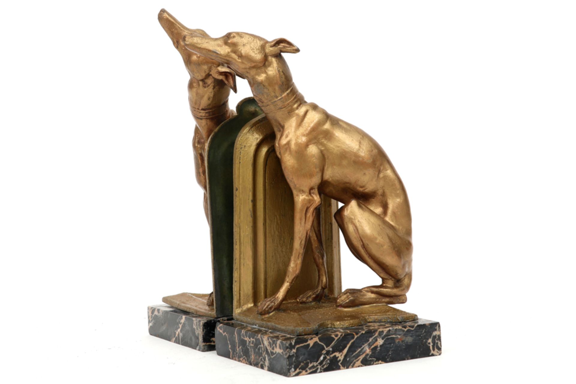 pair of most probably French Art Deco book-ends in marble and bronze each with a Greyhound sculpture - Bild 3 aus 3