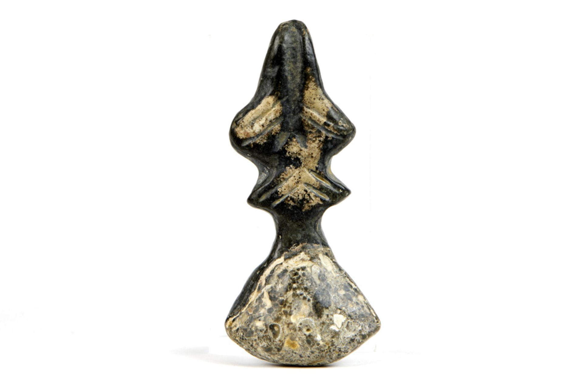 neolithical black stone idol || Neolitische idool in een zwart gesteente met een smalle pijlvorm -