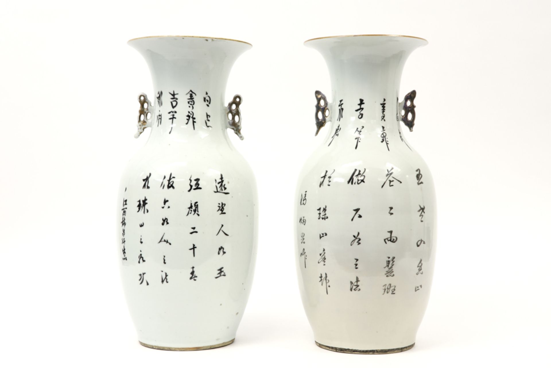 pair of Chinese vases in porcelain with polychrome decor, each with a Sage || Paar Chinese vazen - Image 2 of 4