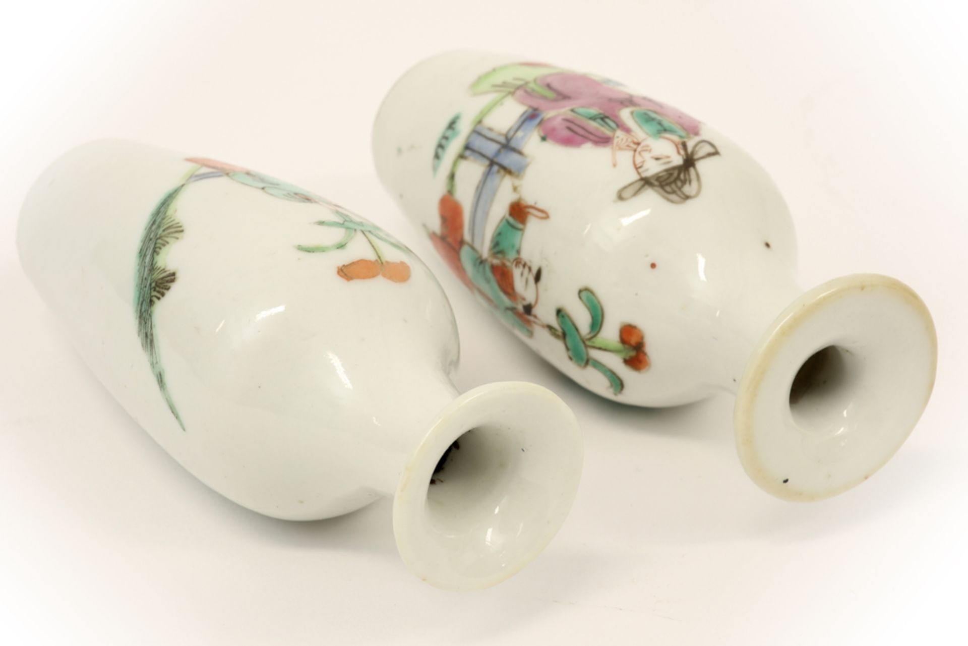 pair of Chinese miniature vases in porcelain with polychrome decor with man and fool || Paar Chinese - Image 3 of 4