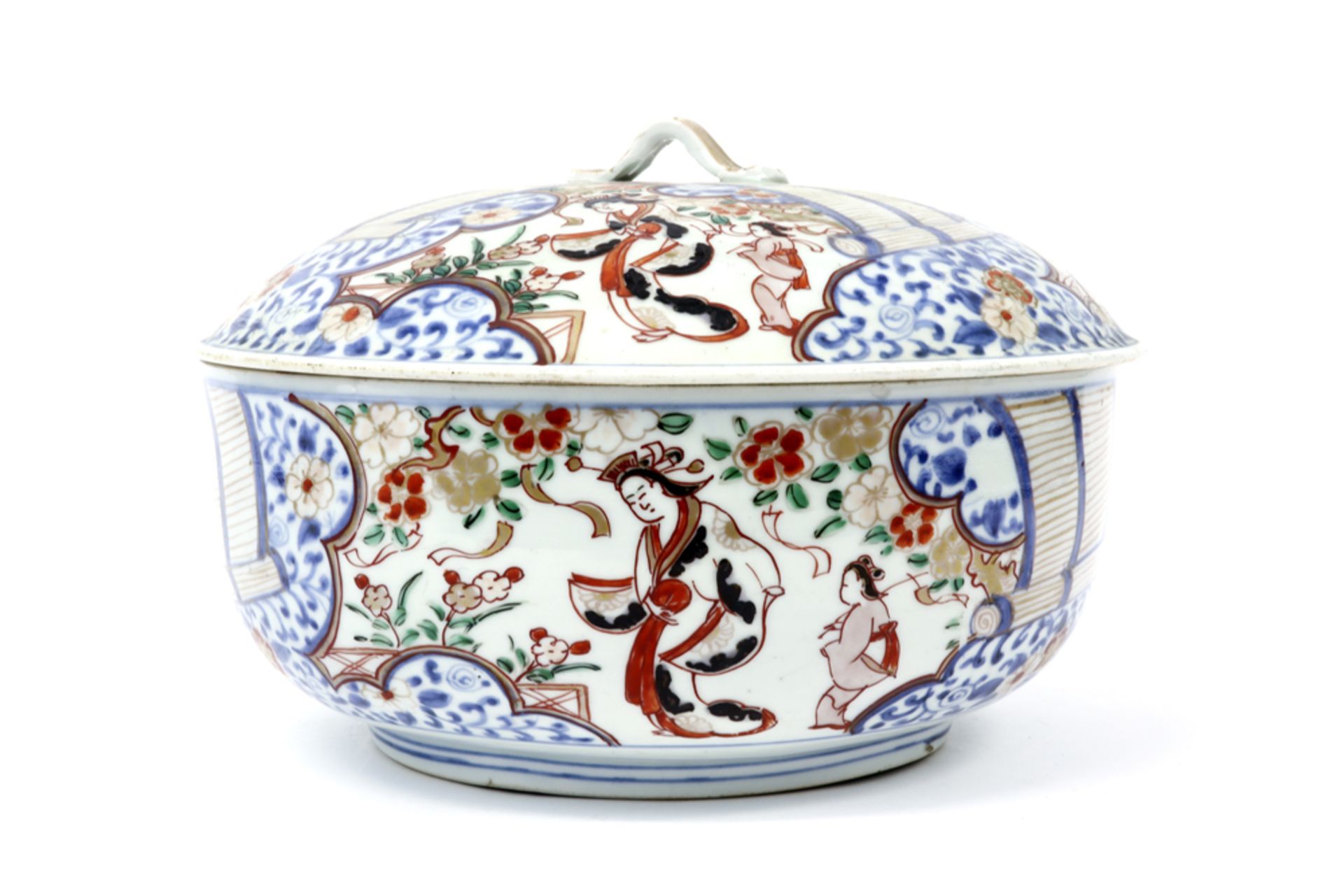 17th/18th Cent. Japanese lidded Arita tureen in porcelain with an Imari decor with female figures ||